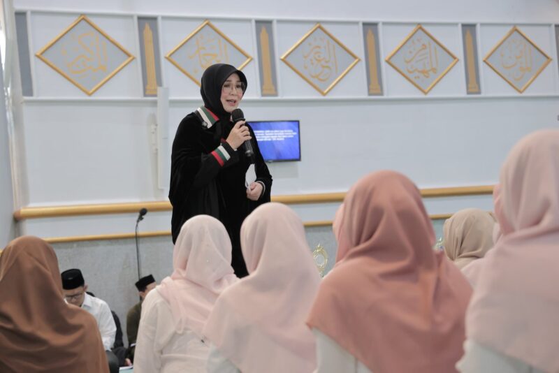 Wali Kota Banda Aceh Illiza Sa’aduddin Djamal menyampaikan sambutan saat penutupan Daurah Al-Quran Ramadan 1447 H di Masjid Oman Al-Makmur, Lampriet, Kamis (12/3/2026). Foto: Dok. Prokopim Kota Banda Aceh