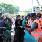 Wali Kota Banda Aceh Illiza Sa’aduddin Djamal bersama Dirut Bank Aceh Syariah Fadhil Ilyas menyerahkan bingkisan Lebaran kepada petugas kebersihan DLHK3 Banda Aceh, Jumat (13/3/2026). Foto: Dok. Prokopim Kota Banda Aceh