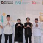 Wali Kota Banda Aceh Illiza Sa’aduddin Djamal berfoto bersama pimpinan Bank Syariah Indonesia, unsur pemerintah, serta tamu undangan usai pembukaan BSI Fest Ramadhan 1447 H di halaman Masjid Raya Baiturrahman, Banda Aceh, Kamis (12/3/2026). Foto: Dok. Prokopim Kota Banda Aceh