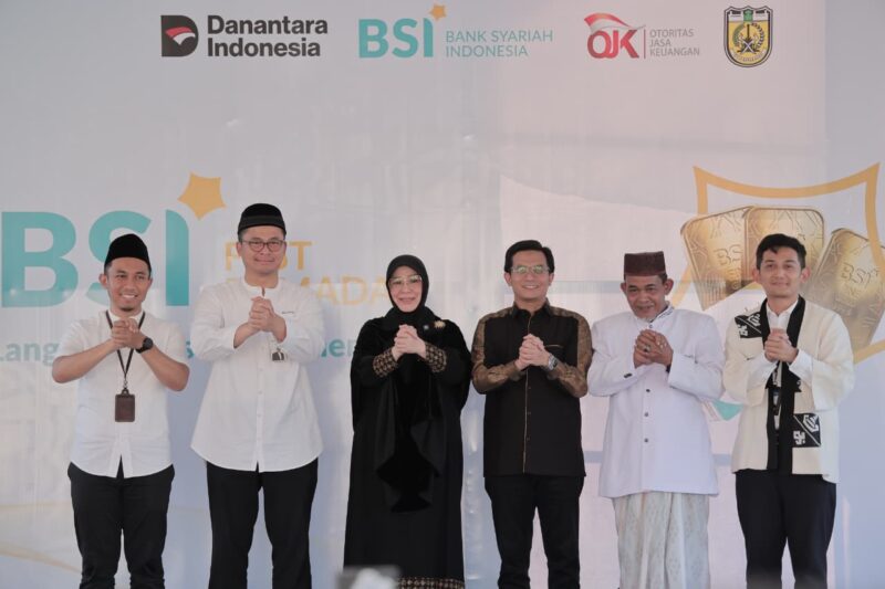 Wali Kota Banda Aceh Illiza Sa’aduddin Djamal berfoto bersama pimpinan Bank Syariah Indonesia, unsur pemerintah, serta tamu undangan usai pembukaan BSI Fest Ramadhan 1447 H di halaman Masjid Raya Baiturrahman, Banda Aceh, Kamis (12/3/2026). Foto: Dok. Prokopim Kota Banda Aceh