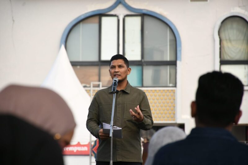 Wakil Wali Kota Banda Aceh Afdhal Khalilullah menyampaikan sambutan saat menutup Pekan Raya Ramadhan Banda Aceh 2026 di kawasan eks Pasar Aceh Lama, Jumat (13/3/2026). Foto: Dok. Prokopim Kota Banda Aceh