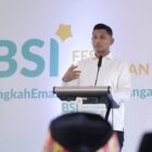 Wakil Wali Kota Banda Aceh Afdhal Khalilullah memberi kata sambutan saat menghadiri penutupan BSI Fest Ramadan 1447 H yang digelar di Masjid Raya Baiturrahman Banda Aceh, Minggu (15/3/2026). Foto: Dok. Prokopim Kota Banda Aceh