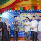 Momen penyerahan piala dalam rangkaian Gebyar Ramadhan ke-24 di Gampong Tumbo Baro, Aceh Besar, yang berlangsung pada Senin (23/3/2026). Foto: Dok. Istimewa 