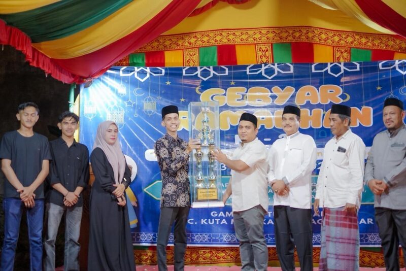 Momen penyerahan piala dalam rangkaian Gebyar Ramadhan ke-24 di Gampong Tumbo Baro, Aceh Besar, yang berlangsung pada Senin (23/3/2026). Foto: Dok. Istimewa 