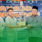 Momen penyerahan dan foto bersama piala pada penutupan Gebyar Ramadhan ke-24 di Gampong Tumbo Baro, Aceh Besar, Jumat (6/3/2026). Foto: Dok. Istimewa