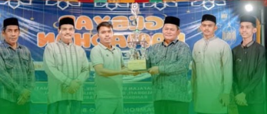 Momen penyerahan dan foto bersama piala pada penutupan Gebyar Ramadhan ke-24 di Gampong Tumbo Baro, Aceh Besar, Jumat (6/3/2026). Foto: Dok. Istimewa