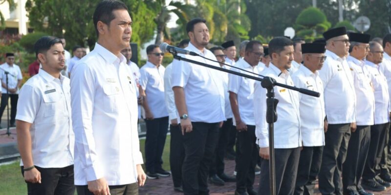 Sekda Aceh, M. Nasir, S.IP, MPA, saat memimpin Apel Perdana Pasca Idul Fitri 1447 H/2026 M yang diikuti para pejabat Eselon II, Eselon III dan IV serta seluruh ASN pada lingkungan Pemerintah Aceh, di Halaman Kantor Gubernur Aceh, Banda Aceh, Rabu, (25/3/2026). Foto: Dok. Biro Adpim Setda Aceh