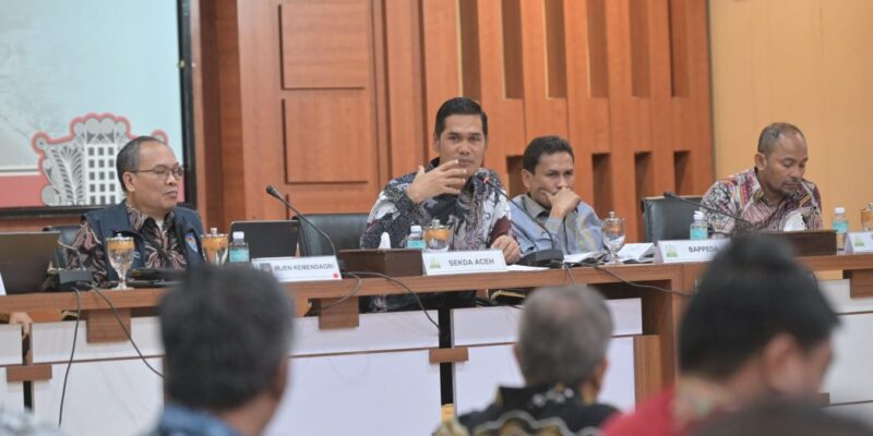 Sekda Aceh, M. Nasir, saat mengikuti rapat monitoring dan evaluasi penggunaan tambahan TKD pascabencana di Banda Aceh, Kamis (26/3/2026). Foto: Dok. Biro Adpim Setda Aceh 