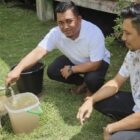 Anggota Komisi III DPRK Aceh Besar Rahmat Aulia memperlihatkan kualitas air PDAM Tirta Mountala yang keruh, Jumat (27/3/2026). Foto: Dok. Istimewa 