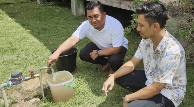 Anggota Komisi III DPRK Aceh Besar Rahmat Aulia memperlihatkan kualitas air PDAM Tirta Mountala yang keruh, Jumat (27/3/2026). Foto: Dok. Istimewa 