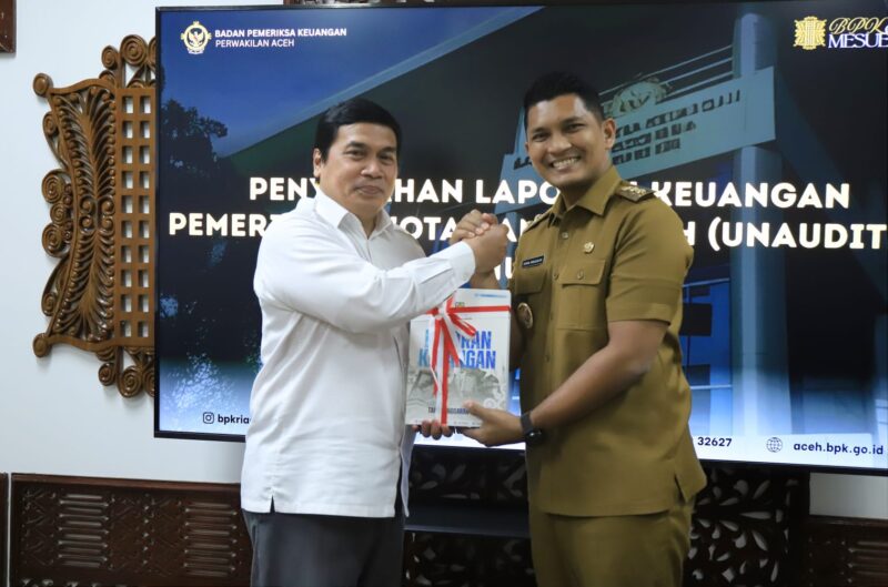 Wakil Wali Kota Banda Aceh bersama jajaran menyerahkan dokumen LKPD 2025 kepada BPK Aceh sebagai bentuk komitmen transparansi keuangan, Senin (30/3/2026). Foto: Dok. Prokopim Kota Banda Aceh