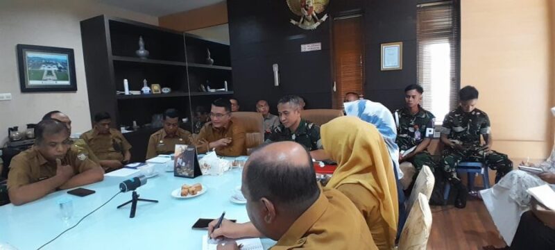 Rapat koordinasi Pemko Banda Aceh dan panitia TNI AU membahas persiapan HUT ke-80 Angkatan Udara agar berjalan tertib dan aman, Senin (30/3/2026). Foto: Dok. Diskominfo Kota Banda Aceh