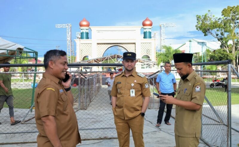 Wabup Aceh Barat Said Fadheil meninjau persiapan Tabligh Akbar dan Halal Bihalal di Masjid Agung Baitul Makmur, Meulaboh, Selasa (31/3/2026). Foto: Dok. Pemkab Aceh Barat