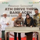 Direksi Bank Aceh Syariah dan Wali Kota Banda Aceh berfoto bersama usai peresmian fasilitas ATM Drive Thru di Taman Kota Banda Aceh, Senin (2/3/2026). Foto: Dok. Istimewa