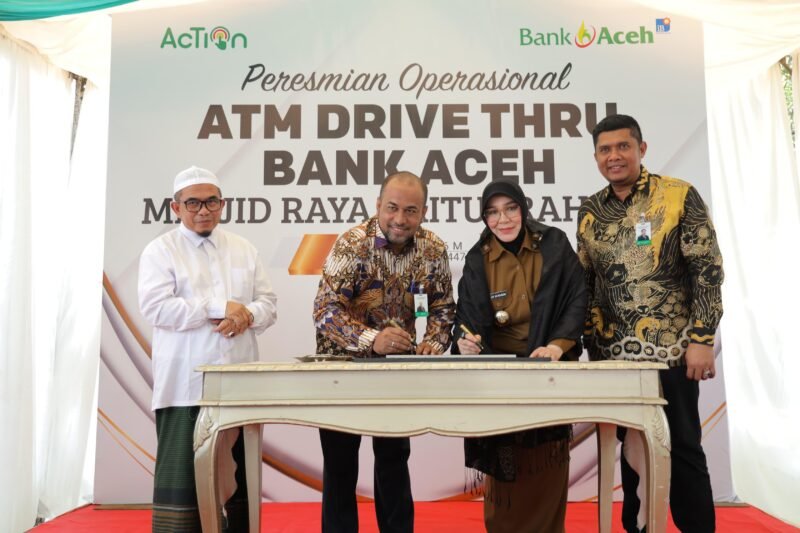 Direksi Bank Aceh Syariah dan Wali Kota Banda Aceh berfoto bersama usai peresmian fasilitas ATM Drive Thru di Taman Kota Banda Aceh, Senin (2/3/2026). Foto: Dok. Istimewa