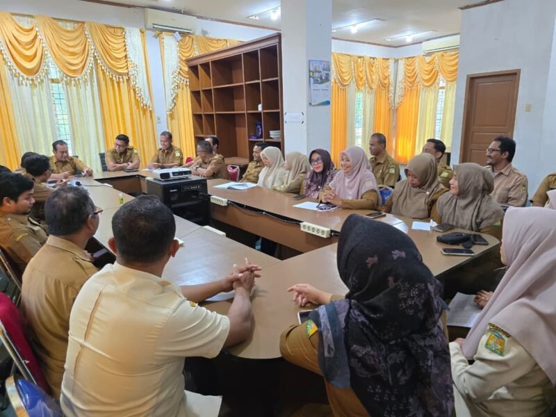 Plt Kadiskominfo Aceh Besar Muhajir, SSTP, MPA didampingi Sekdis Khairul Huda, S.Kom., M.M., melakukan tatap muka dan silaturahmi bersama jajaran ASN dan PPPK di Ruang Rapat Diskominfo Aceh Besar, Kota Jantho, Selasa (2/3/2026). Foto: Dok. Istimewa