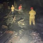 Petugas pemadam kebakaran berjibaku memadamkan api yang melanda rumah kos di Jalan Al Jannah, Gampong Cot Mesjid, Kecamatan Leung Bata, Banda Aceh. Api berhasil dipadamkan setelah hampir satu jam proses pemadaman. Banda Aceh, Senin (09/03/2026). Foto: Dok. Istimewa