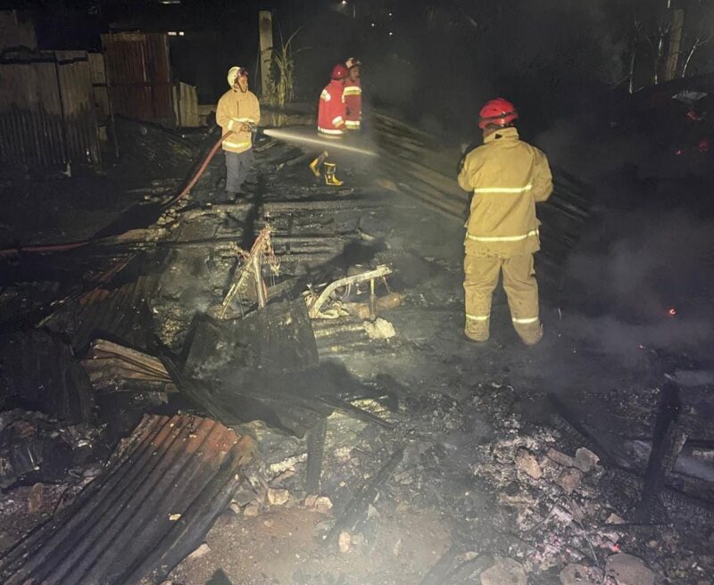 Petugas pemadam kebakaran berjibaku memadamkan api yang melanda rumah kos di Jalan Al Jannah, Gampong Cot Mesjid, Kecamatan Leung Bata, Banda Aceh. Api berhasil dipadamkan setelah hampir satu jam proses pemadaman. Banda Aceh, Senin (09/03/2026). Foto: Dok. Istimewa