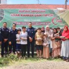 Personel Polda Aceh membagikan kurma bantuan Kapolda Aceh Marzuki Ali Basyah kepada masyarakat di kawasan Banda Aceh sebagai bagian dari kegiatan berbagi di bulan suci Ramadan. Banda Aceh, Rabu (11/03/2026). Foto: Dok. Istimewa
