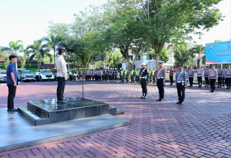 Wakil Bupati Aceh Barat Said Fadheil memimpin Apel Gelar Pasukan Operasi Ketupat 2026 di halaman Polres Aceh Barat sebagai bentuk kesiapan pengamanan arus mudik dan perayaan Idul Fitri 1447 H. Meulaboh, Kamis (12/03/2026). Foto: Dok. Istimewa