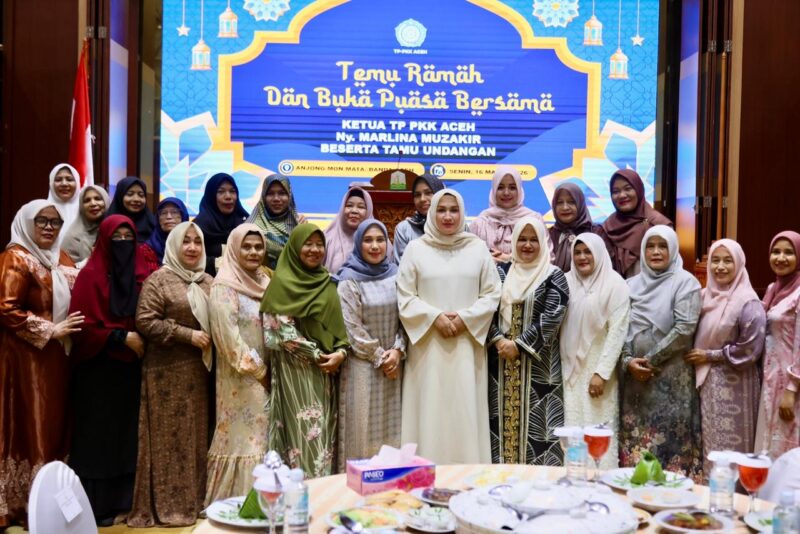 Ketua TP PKK Aceh Marlina Muzakir, didampingi ketua staf Ahli TP-PKK Aceh Mukarramah Fadhlullah serta Ketua DWP Aceh Malahayati M.Nasir beserta jajaran menggelar silaturrahmi dan buka puasa bersama dengan lintas organisasi kewanitaan se-Aceh, di Anjong Mon Mata komplek Meuligoe Gubernur Aceh, Senin (16/3/2026) sore. Foto: Dok. Istimewa
