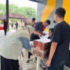 Polda Aceh melalui Bidang Humas membagikan bingkisan Lebaran kepada awak media sebagai bentuk dukungan terhadap kemitraan dengan insan pers, Sabtu (14/3/2026). Foto: Dok. Istimewa