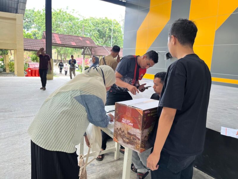 Polda Aceh melalui Bidang Humas membagikan bingkisan Lebaran kepada awak media sebagai bentuk dukungan terhadap kemitraan dengan insan pers, Sabtu (14/3/2026). Foto: Dok. Istimewa