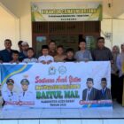 Ketua Baitul Mal Aceh Barat bersama anak-anak yatim dan jajaran terkait usai penyerahan santunan di Kantor Camat Meureubo, Senin (16/3/2026). Foto: Dok. Istimewa