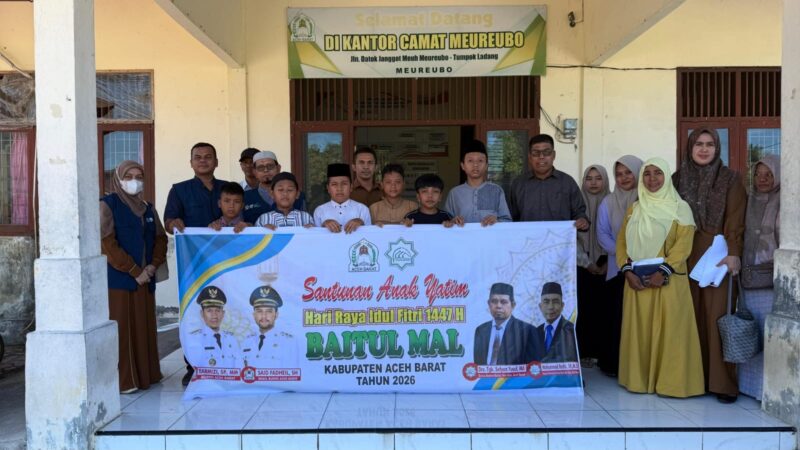 Ketua Baitul Mal Aceh Barat bersama anak-anak yatim dan jajaran terkait usai penyerahan santunan di Kantor Camat Meureubo, Senin (16/3/2026). Foto: Dok. Istimewa