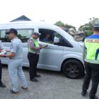 Petugas Dishub Aceh Barat bersama instansi terkait memeriksa kondisi teknis bus angkutan umum dalam kegiatan rampcheck jelang arus mudik Lebaran di Terminal Meulaboh, Selasa (10/3/2026). Foto: Dok. Istimewa