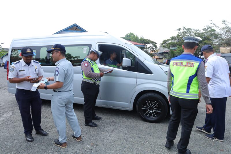 Petugas Dishub Aceh Barat bersama instansi terkait memeriksa kondisi teknis bus angkutan umum dalam kegiatan rampcheck jelang arus mudik Lebaran di Terminal Meulaboh, Selasa (10/3/2026). Foto: Dok. Istimewa