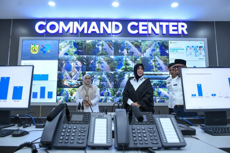 Wali Kota Banda Aceh Illiza Sa’aduddin Djamal meninjau fasilitas Command Center guna memastikan kesiapan sistem pelayanan dan pengawasan berbasis digital di Banda Aceh, Rabu (25/3/2026). Foto: Dok. Istimewa 
