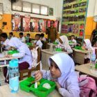 Anak di salah satu sekolah di Banda Aceh menikmati MBG. Foto: Dok. Pribadi/Acehnow.com