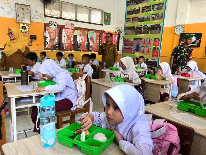 Anak di salah satu sekolah di Banda Aceh menikmati MBG. Foto: Dok. Pribadi/Acehnow.com