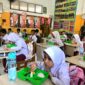 Anak di salah satu sekolah di Banda Aceh menikmati MBG. Foto: Dok. Pribadi/Acehnow.com