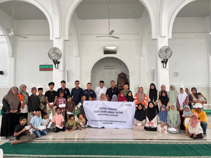 Asisten I Sekda Aceh Besar Farhan AP bersama manajemen PT Solusi Bangun Andalas dan tokoh masyarakat berfoto bersama usai penyerahan santunan anak yatim dalam rangka kegiatan amaliah Ramadan di Kecamatan Lhoknga dan Leupung, Aceh Besar, Rabu (11/3/2026). Foto: Dok. Istimewa