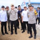 Kapolda Aceh Irjen Pol. Marzuki Ali Basyah mendampingi Menkopolkam RI Jenderal TNI (Purn) Djamari Chaniago saat meninjau pembangunan hunian tetap bagi masyarakat di Desa Kuala Cangkoi, Kecamatan Lapang, Aceh Utara, Sabtu (14/3/2026). Foto: Dok. Istimewa