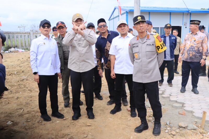 Kapolda Aceh Irjen Pol. Marzuki Ali Basyah mendampingi Menkopolkam RI Jenderal TNI (Purn) Djamari Chaniago saat meninjau pembangunan hunian tetap bagi masyarakat di Desa Kuala Cangkoi, Kecamatan Lapang, Aceh Utara, Sabtu (14/3/2026). Foto: Dok. Istimewa