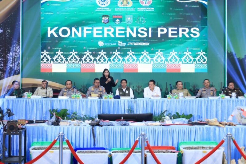 Konferensi pers pengungkapan jaringan perburuan gajah Sumatera oleh Polda Riau di Mapolda Riau, Selasa (3/3/2026), dipimpin Kadivhumas Polri Irjen Pol. Johnny Eddizon Isir. Foto: Dok. Istimewa