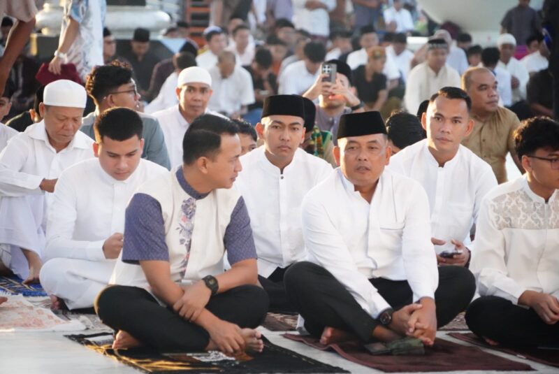 Kasdam IM Brigjen TNI Dwi Sasongko melaksanakan Sholat Idul Fitri 1447 H bersama ribuan jamaah di Masjid Raya Baiturrahman, Banda Aceh, Sabtu (21/3/2026). Foto: Dok. Istimewa