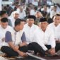 Kasdam IM Brigjen TNI Dwi Sasongko melaksanakan Sholat Idul Fitri 1447 H bersama ribuan jamaah di Masjid Raya Baiturrahman, Banda Aceh, Sabtu (21/3/2026). Foto: Dok. Istimewa