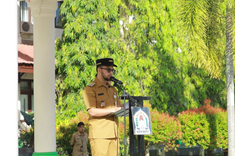 Wakil Bupati Aceh Barat Said Fadheil memberikan arahan kepada ASN saat apel gabungan usai Idulfitri 1447 H di Meulaboh, Senin (30/3/2026). Foto: Dok. Istimewa 