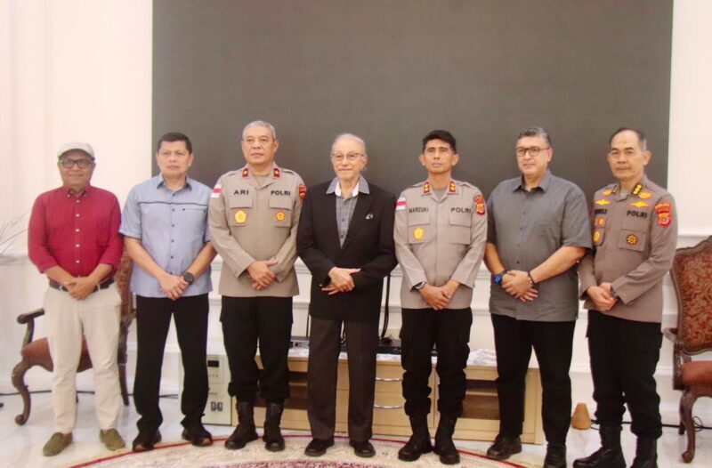 Kapolda Aceh Irjen Pol. Marzuki Ali Basyah bersama Wali Nanggroe Aceh Malik Mahmud Al-Haythar serta pejabat utama Kepolisian Daerah Aceh berfoto bersama usai pertemuan silaturahmi di Kantor Lembaga Wali Nanggroe Aceh, Aceh Besar, Selasa (10/3/2026). Foto: Dok. Istimewa