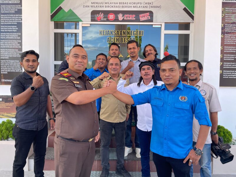 PWI Aceh Besar bersama jajaran Kejaksaan Negeri Aceh Besar berfoto bersama usai kegiatan coffee morning di Kota Jantho, Senin (30/3/2026). Foto: Dok. Istimewa 