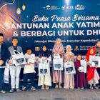 Foto bersama alumni Pesantren Muamalat Solidarity Boarding School (MSBS) bersama anak yatim dan dhuafa usai kegiatan buka puasa bersama yang digelar Yayasan Assalam Kreatif Aceh di Sentra Kupi Batoh, Banda Aceh, Minggu (16/3/2025). Foto: Dok. Istimewa