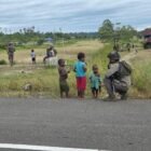Personel Satgas Ops Damai Cartenz 2026 menyapa warga dan anak-anak sekitar Pos Koteka, Kabupaten Nduga, dalam patroli humanis, Senin (2/3/2026). Foto: Dok. Istimewa 