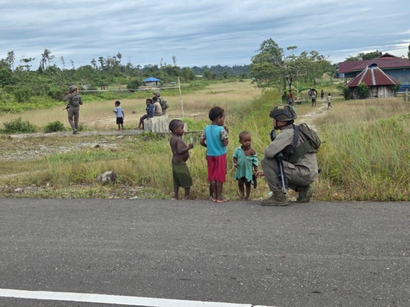 Personel Satgas Ops Damai Cartenz 2026 menyapa warga dan anak-anak sekitar Pos Koteka, Kabupaten Nduga, dalam patroli humanis, Senin (2/3/2026). Foto: Dok. Istimewa