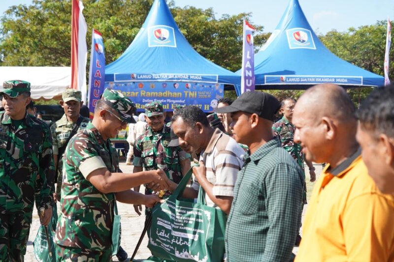 Pangdam Iskandar Muda Mayjen TNI Joko Hadi Susilo menyerahkan paket sembako kepada masyarakat pada kegiatan Bazar Ramadhan TNI di kawasan Blang Padang, Banda Aceh, Jumat (13/3/2026). Foto: Dok. Istimewa 