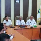 Asisten I Sekdakab Farhan AP, menyampaikan sambutan pada Forum Advokasi Komitmen Pemda dan Lintas Sektor pada Program Desa, Pasar, Sekolah dan Kabupaten Pangan Aman yang dilaksanakan di Aula Kantor Bupati di Kota Jantho, Rabu (04/03/2026). Foto: Dok. MC Aceh Besar