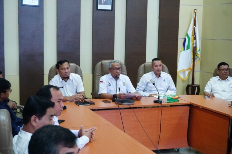 Asisten I Sekdakab Farhan AP, menyampaikan sambutan pada Forum Advokasi Komitmen Pemda dan Lintas Sektor pada Program Desa, Pasar, Sekolah dan Kabupaten Pangan Aman yang dilaksanakan di Aula Kantor Bupati di Kota Jantho, Rabu (04/03/2026). Foto: Dok. MC Aceh Besar